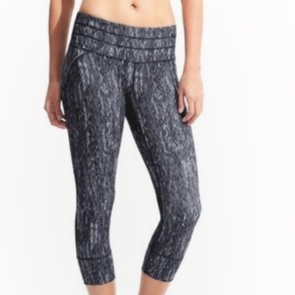 Athleta women S Reptile‎ Relay capri Flint grey